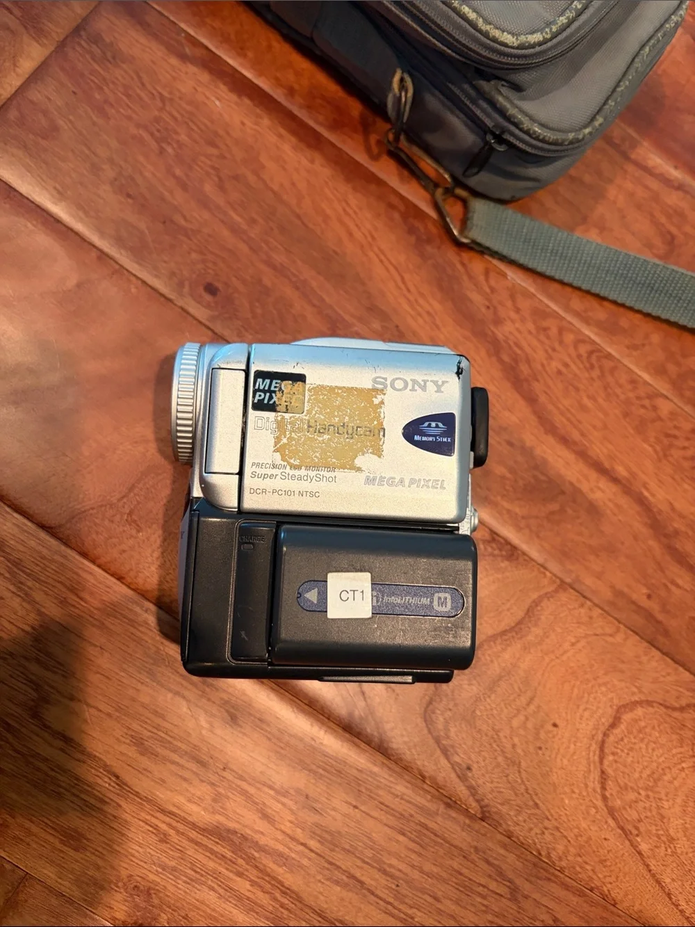 2002 Sony DCR-PC101 MiniDV Handy-Cam Digital Camcorder